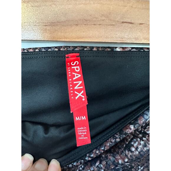 SPANX FAUX LEATHER SNAKE SHINE LEGGINGS Mocha Snake Print Medium NWOT - Picture 6 of 9